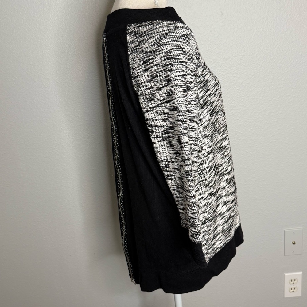 Chicos Zenergy Black White Space Dye Back Zip Top Size 1 Medium 8/10 3/4 Sleeve - Picture 4 of 7